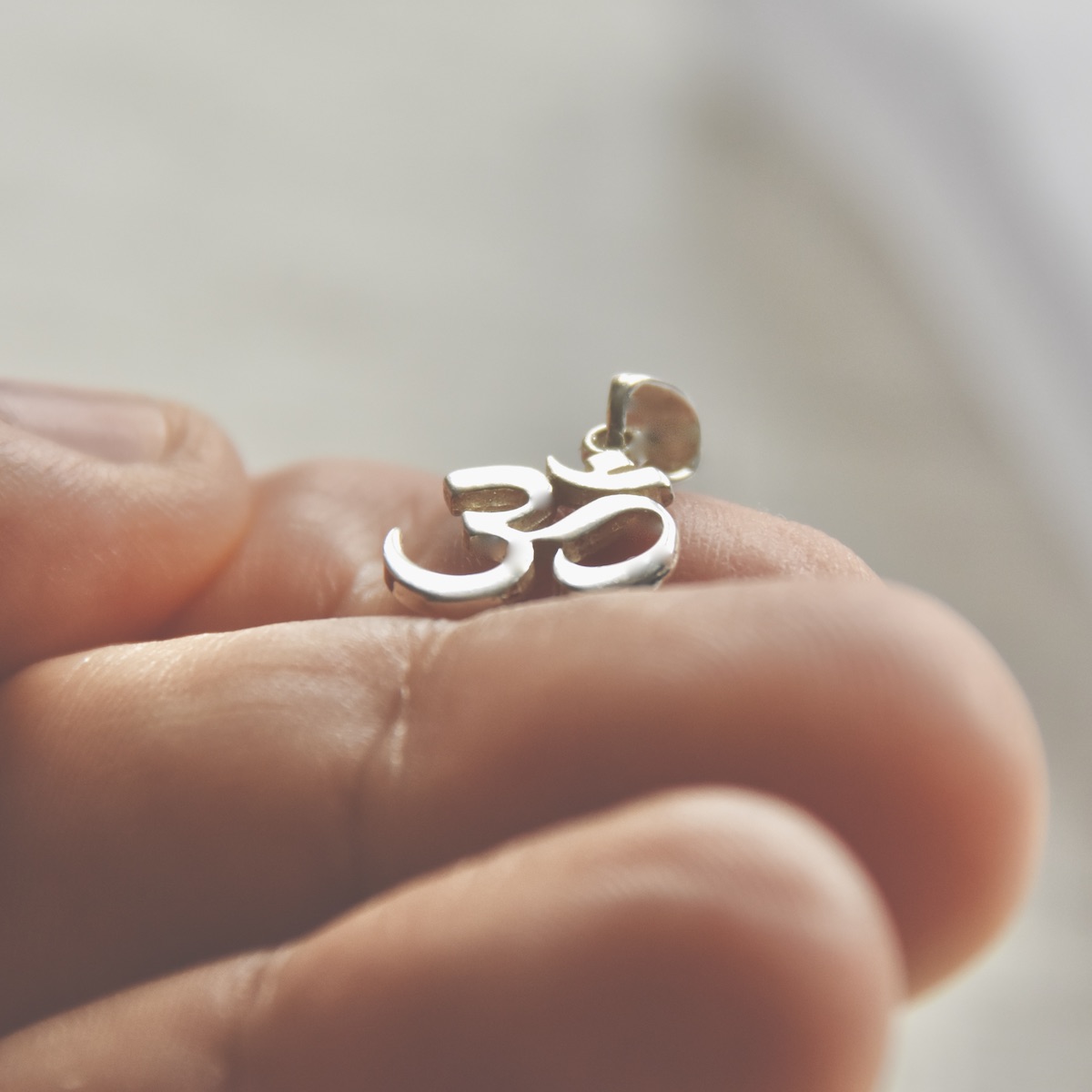 Sterling Silver 925 Om Ohm Delicate Pendant Unisex Chakra Healed Buddha Spiritual Yoga Jewellery Gift Sterling Silver 925 Om Ohm Delicate Pendant Unisex Chakra Healed Buddha Spiritual Yoga Jewellery - Image 3