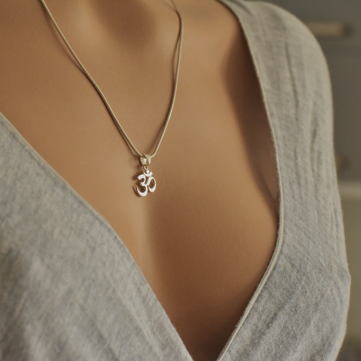 Sterling Silver 925 Om Ohm Delicate Pendant Unisex Chakra Healed Buddha Spiritual Yoga Jewellery Gift Sterling Silver 925 Om Ohm Delicate Pendant Unisex Chakra Healed Buddha Spiritual Yoga Jewellery - Image 4